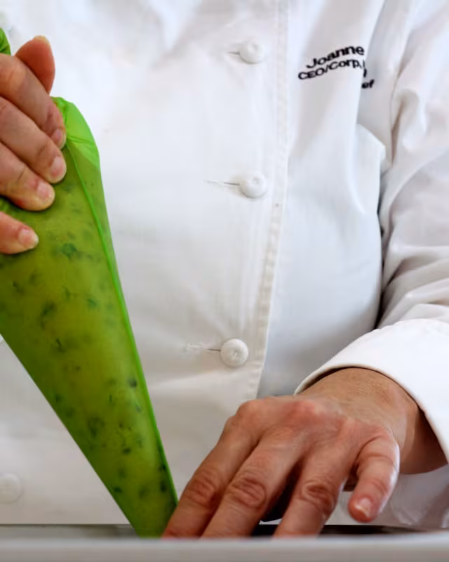 how to using pastry bag to pipe cookie dough